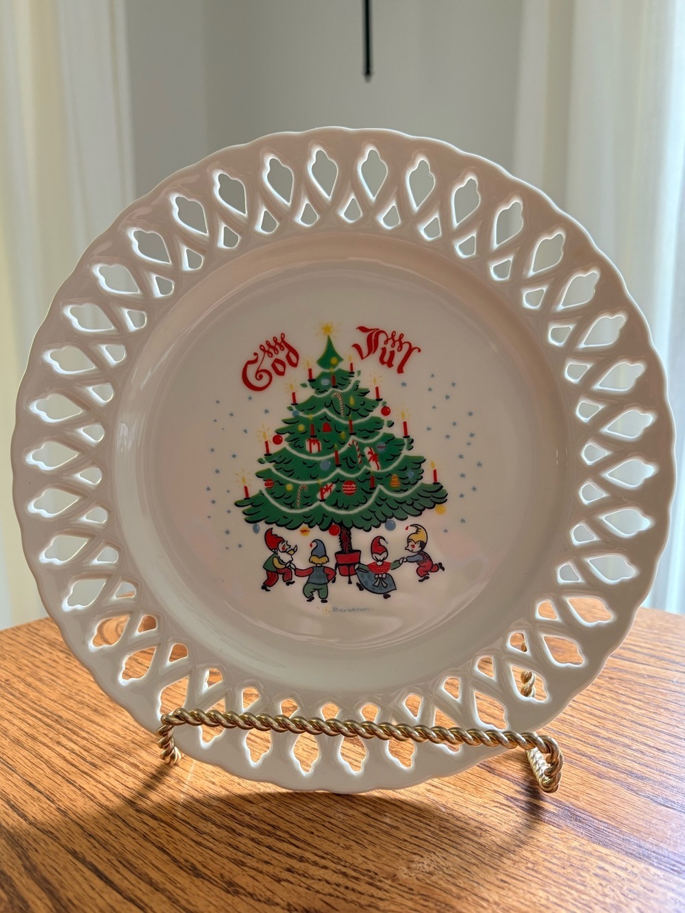 Vintage Lace Edge Berggren Christmas Plate with Tree and Children- Swedish - Picture 2 of 10